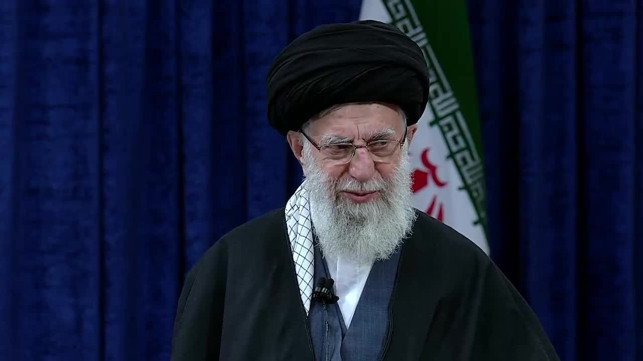 اقامه نماز حضرت آیت الله خامنه ای بر پیکر اسماعیل هنیه
