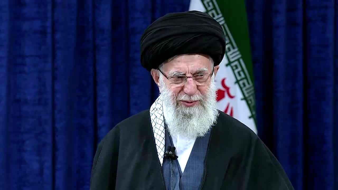 اقامه نماز حضرت آیت الله خامنه ای بر پیکر اسماعیل هنیه
