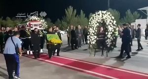 لحظه غم انگیز ورود پیکر استاد فرشچیان به اصفهان/ فیلم