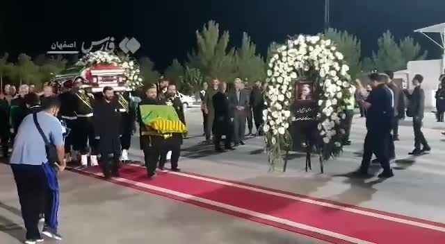 لحظه غم انگیز ورود پیکر استاد فرشچیان به اصفهان/ فیلم